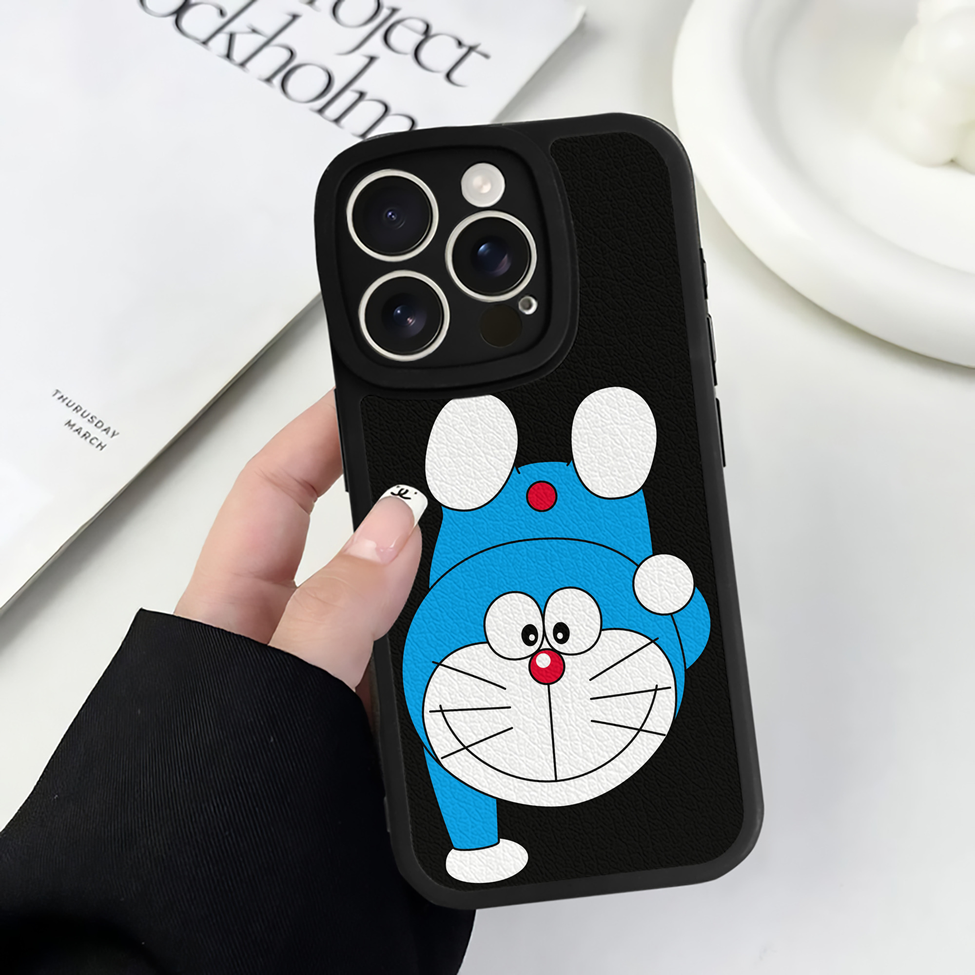（画像用） ドラえもん Doraemon 【iPhone 16シリーズ対応】シリコンスマホケース（レザー調） 材質：シリコン